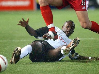 Tahun 2003 Mohamed Sissoko pindah dari AJ Auxerre ke klub Spanyol, Valencia saat itu tim Kelalawa Mestalladan meraih juara La Liga Spanyol musim 2003-2004.  (EPA/Manuel Bruque)