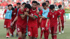 Bek Timnas indonesia U-19, Nurhidayat Haji Haris, ditenangkan Asnawi Mangkualam usai kalah dari Thailand U-19 pada laga Piala AFF U-18 di Stadion Thuwunna, Yangon, Jumat (15/9/2017). Indonesia kalah adu penalti dari Thailand. (Bola.com/Yoppy Renato)