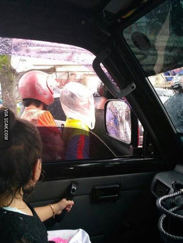 momen kocak pengendara saat kehujanan