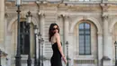 Kali ini, Sabrina Chairunnisa memilih mengenakan gaun hitam yang elegan. Bak parisian, ia mengenakan gaun hitam yang simpel, bertali spageti dan high slit di satu sisi kakinya. Kali ini, Sabrina menambahkan sunglasses dan handbag hitam yang ditentengnya. Foto: Instagram.