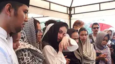 Arumi Bachsin saat ini sedang berduka. Sang ayah, Aries Aliruddin Bachsin, meninggal dunia pada Jumat (26/10/2018) dini hari pukul 03.00 WIB.
