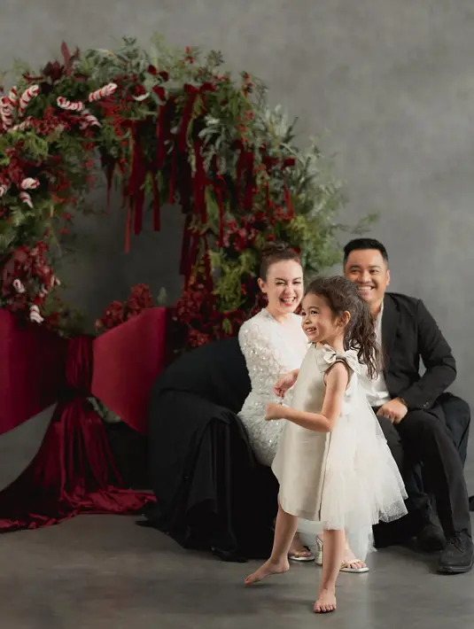 Secara keseluruhan tampilannya begitu festive. [Foto: Instagram/ Rianti Cartwright]