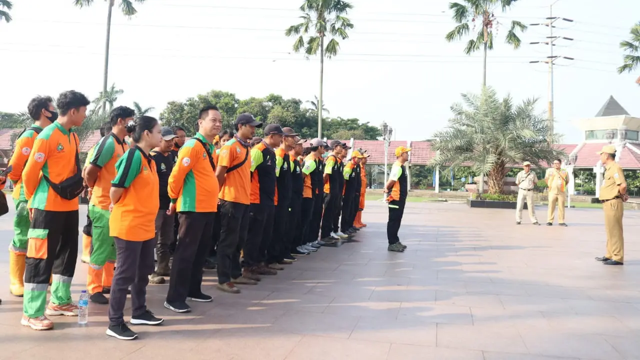 Dinas Lingkungan Hidup (DLH) DKI Jakarta mengerahkan pasukan oranye untuk melakukan giat bersih-bersih Masjid dan Mushola di wilayah tugasnya masing-masing dalam rangka menyambut Ramadhan 2023.