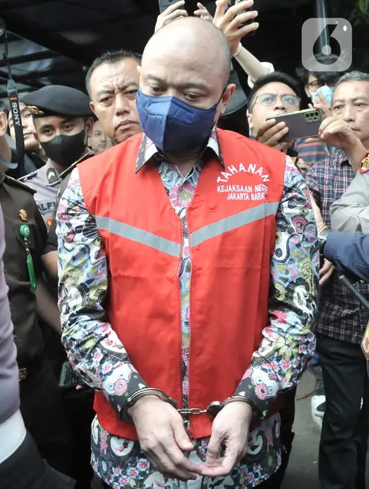 Tersangka Irjen Pol Teddy Minahasa mengenakan rompi merah Kejaksaan saat menuju mobil tahanan usai pelimpahan tahap II kasus narkoba di Kejaksaan Negeri Jakarta Barat, Rabu (11/1/2023). Penyidik Ditresnarkoba Polda Metro Jaya resmi melimpahkan berkas perkara kasus narkoba mantan Kapolda Sumatera Barat Irjen Pol Teddy Minahasa dan sejumlah tersangka ke Kejari Jakarta Barat. (merdeka.com/Iqbal S Nugroho)