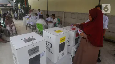 Warga saat mengikuti Pemilu 2024 susulan di TPS 10, Pondok Kacang, Tangerang Selatan, Banten, Minggu (18/2/2024). (merdeka.com/Arie Basuki)