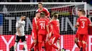 Para pemain Serbia merayakan gol yang dicetak oleh Luka Jovic ke gawang Jerman pada laga persahabatan di Stadion Volkswagen, Rabu, (20/3). Jerman ditahan imbang 1-1 oleh Serbia. (AFP/Tobias Schwarz)