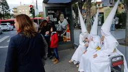 Sejumlah orang mengenakan kostum yang disebut capirote di Spanyol, (21/3). Mengikuti prosesi Semana Santa merupakan sarana menjalani penitensi atau hukuman dari dosa-dosa dan mengharapkan pengampunan. (REUTERS / Marcelo del Pozo)