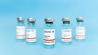 Vaksinolog ungkap alsan vaksin booster Covid-19 hanya diberikan setengah dosis. (pexels/photo).