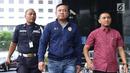 Bupati Pakpak Bharat Sumatera Utara, Remigo Yolanda Berutu (tengah) digiring petugas saat tiba di Gedung KPK, Jakarta, Minggu (18/11). Remigo terkena OTT terkait dugaan penerimaan suap proyek di Dinas PUPR. (Liputan6.com/Helmi Fithriansyah)