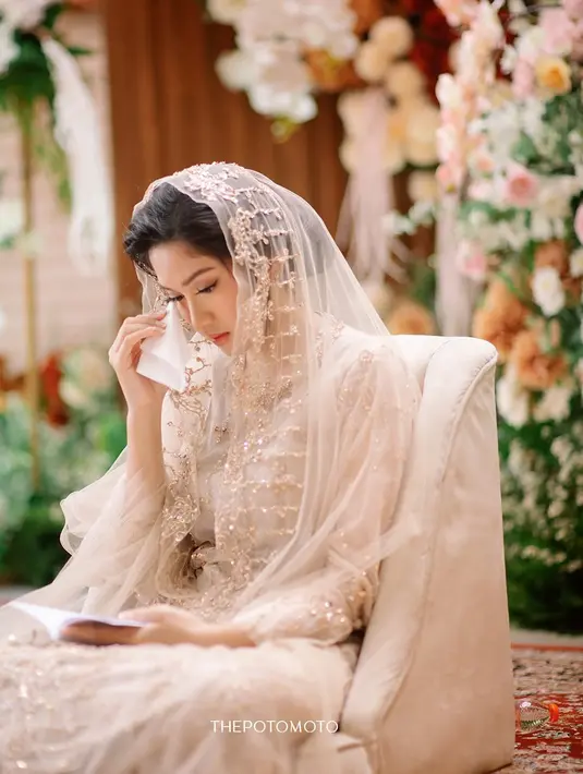 3. Gaun berpotongan lurus yang dikenakan Ochi semakin memancarkan pesonanya berkat taburan payet bernuansa gold. Detail ini memberikan efek mewah tanpa mengurangi kesan lembut dan sederhana dari busana yang dikenakannya.