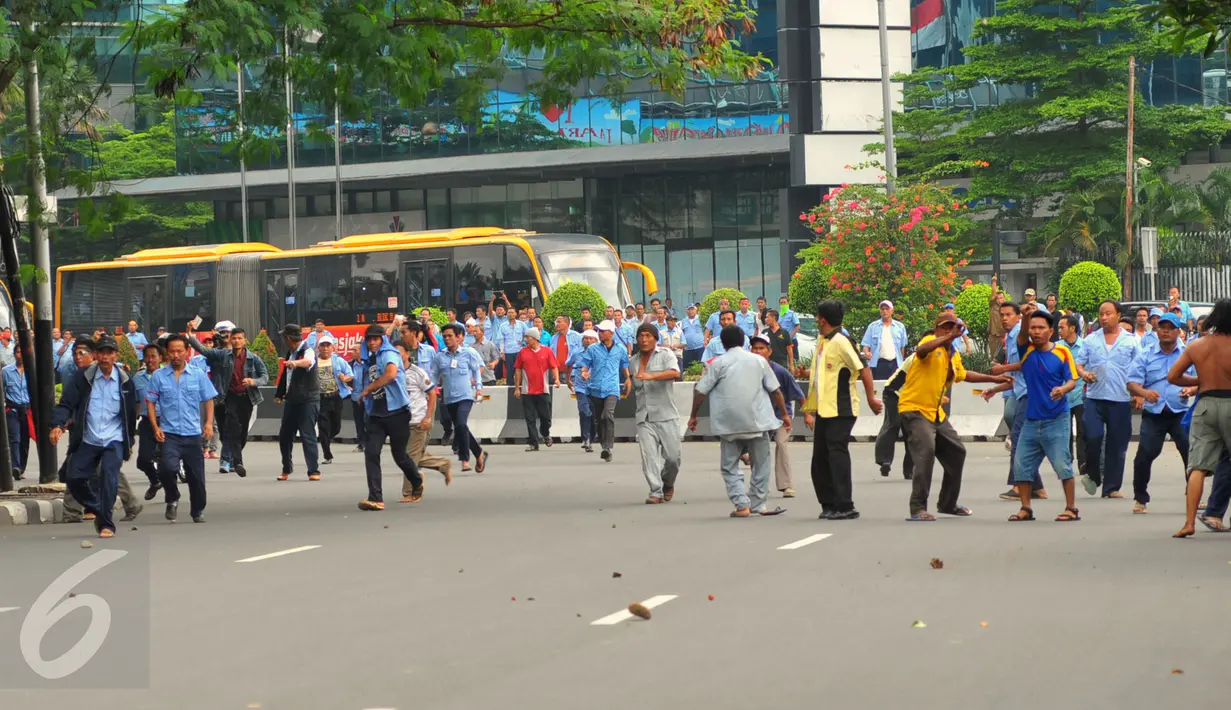 Sopir taksi yang melakukan unjuk rasa terlibat aksi lempar batu dengan pengemudi ojek online, di kawasan Sudirman, Jakarta, Selasa (22/3). Aksi itu pecah saat pengunjuk rasa mendapat perlawan dari pengemudi ojek online (Liputan6.com/Faisal R Syam)