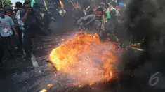 Ribuan mahasiswa dari berbagai kampus melakukan aksi peringatan Hari Kebangkitan Nasional di depan Istana Presiden, Jakarta, Rabu (20/5/2015). Dalam aksinya mereka membakar ban bekas dan menuntut agar Jokowi - JK segera turun. (Liputan6.com/Johan Tallo)