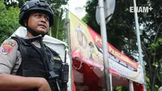 Gereja pun dipasangi pintu yang bisa mendeteksi benda mencurigakan dan hanya membuka satu pintu masuk.
