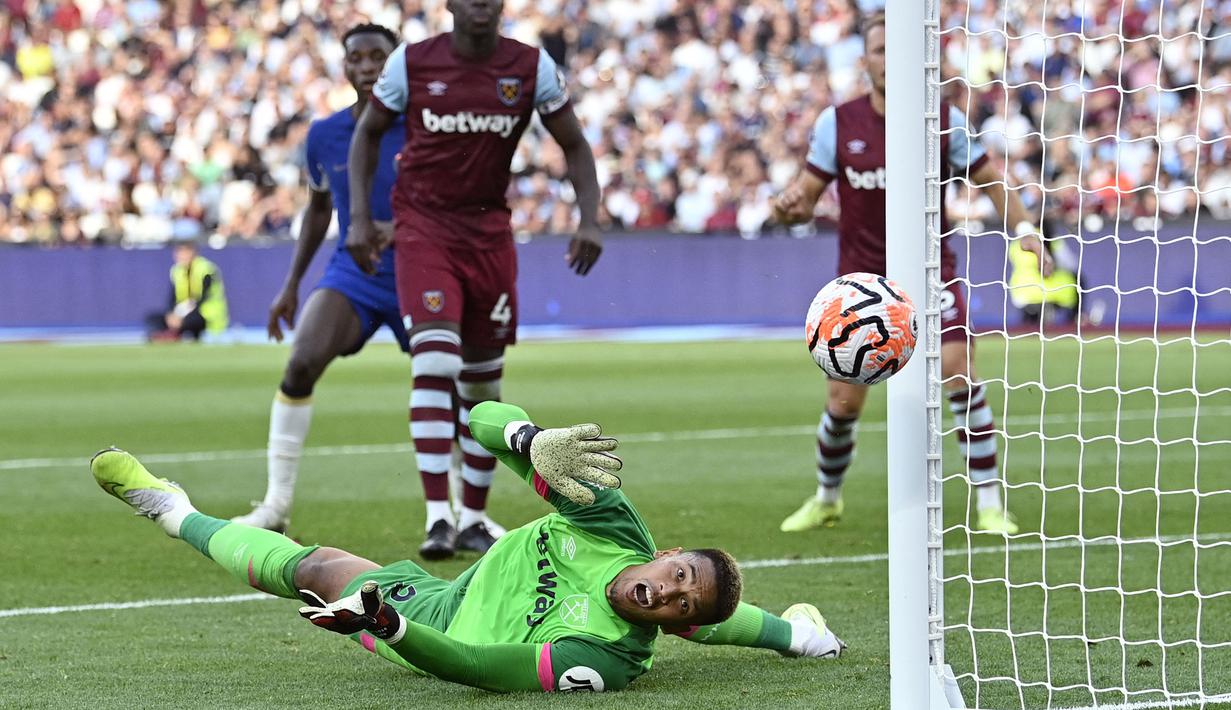 Kiper West Ham, Alphonse Areola menghalau bola pada laga pekan kedua Liga Inggris 2023/2024 melawan Chelsea di London Olympic Stadium, London, Minggu (20/08/2023) malam WIB. (AFP/Justin Tallis)