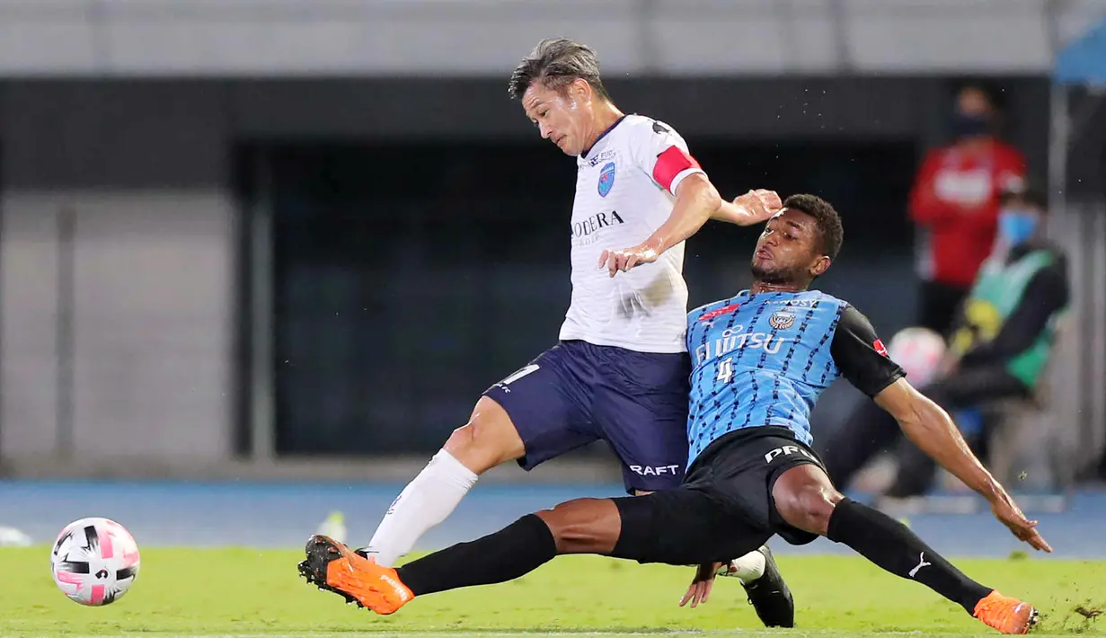 <p>Penyerang Yokohama FC Kazuyoshi Miura (kiri) dijegal oleh bek Kawasaki Frontale, Jesiel Cardoso Miranda selama pertandingan J-League di stadion Atletik Todoroki di Kawasaki pada 23 September 2020. Menurut laman transfermarkt, Kazuyoshi Miura atau yang dikenal luas dengan sapan King Kazu memiliki nilai pasar sebesar 100 juta euro atau setara Rp. 1,6 triliun (asumsi kurs Rp. 16.600 per euro). (AFP/JIJI PRESS )</p>