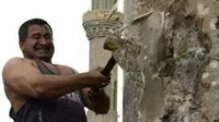 Pria Penghancur Patung Saddam Hussein: Aku Menyesal... (Reuters)