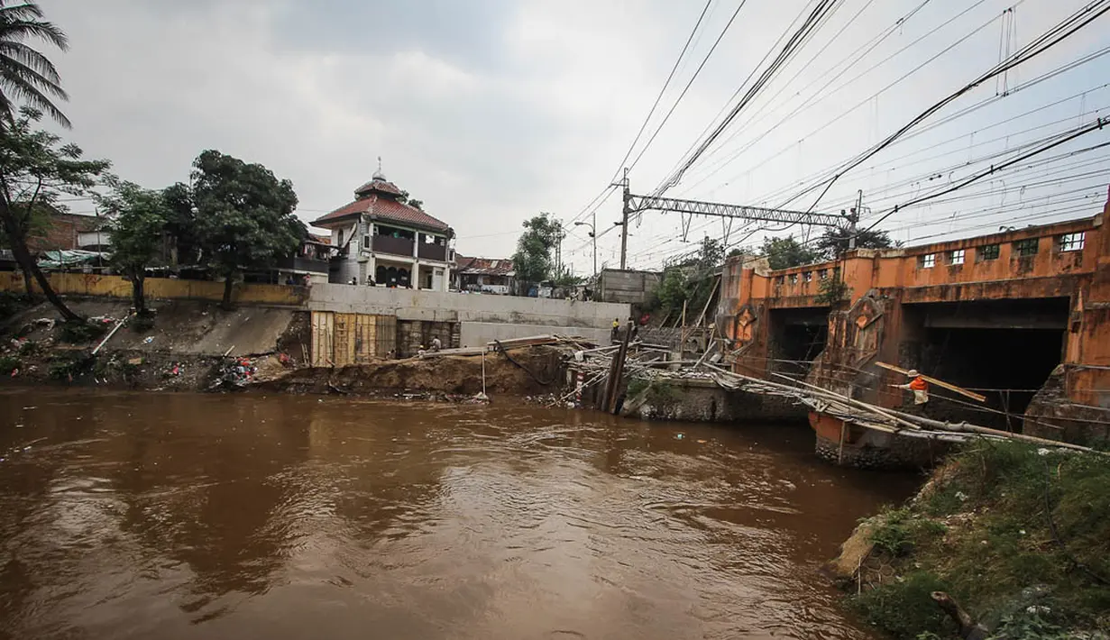 Pembangunan pintu air Manggarai tersebut terus dikebut seiring seiring tibanya musim hujan. Foto diambil Kamis (13/11/2014). (Liputan6.com/Faizal Fanani)