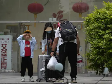 Seorang anak bereaksi terhadap gelombang panas di Beijing, China, Selasa (16/5/2023). Tak cuma di Indonesia, udara panas juga terasa di China dengan sejumlah kota bahkan mencatat suhu tertinggi hingga berdampak pada keseharian masyarakat. (AP Photo/Ng Han Guan)