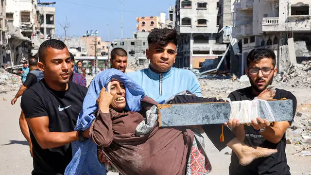 Pengungsi di Kamp Jabalia Gaza terluka oleh serangan Israel. (AFP)
