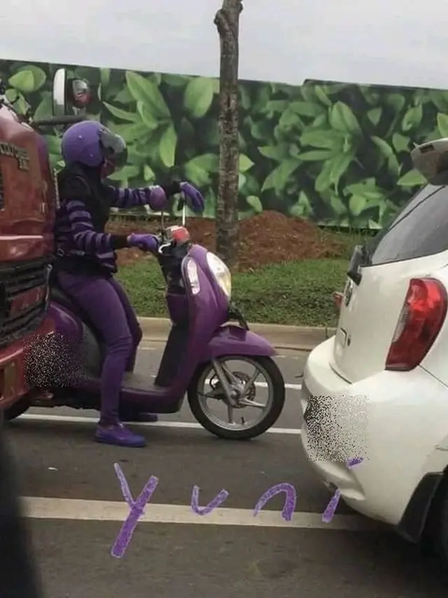 6 Outfit Pengendara Motor Ini Terlalu Mencolok, Jadi Pusat Perhatian