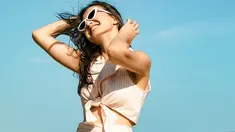 Sering tampil menggunakan celana sebagai casual style, Raline terlihat memposana dengan casual dress saat di Malibu, California. (Liputan6.com/IG/ralineshah)