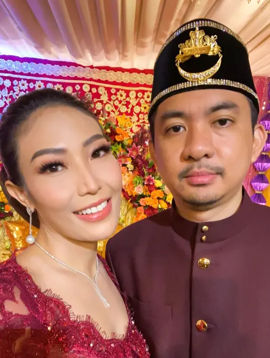 Ayu Dewi dan Regi Datau pun akhirnya berhasil meredam niatan tersebut. Akhirnya kini mereka berhasil mempertahankan rumah tangganya. Sekarang usia pernikahan mereka sudah delapan tahun dan makin bahagia dengan tiga buah hatinya. (Instagram/mrsayudewi)