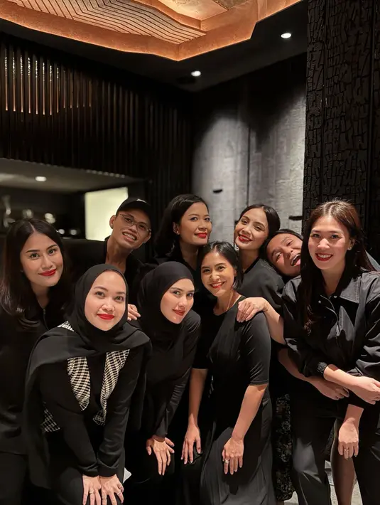 Nagita Slavina sempat tampil beda kenakan dress floral seharga Rp10jutaan dari Sretsis. Kemudian dibalut dengan atasan hitam dan berlipstik merah [@marlenehariman]