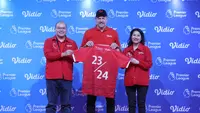 Kiper legendaris Manchester United, Peter Schmeichel (tengah), didampingi Managing Director Vidio, Monika Rudijono (kanan), dan CFO Vidio William Djumadi, berpose disela-sela konferensi pers pengumuman pemegang hak siar Premier League 2023/2024 di Indonesia oleh Vidio.com di SCTV Tower, Jakarta, Jumat (4/8/2023). (Bola.com/M Iqbal Ichsan)