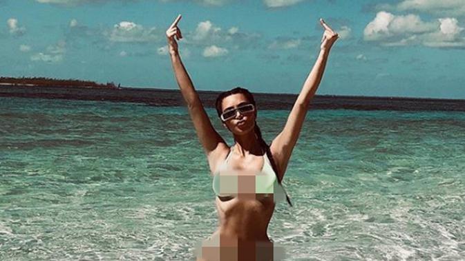 Kim Kardashian pamer tubuh seksi dengan mengenakan bikini (instagram/kimkardashian)
