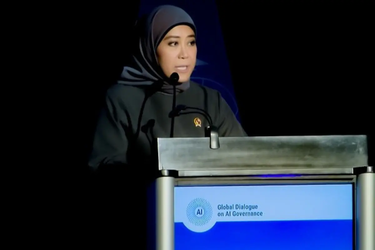 Menkomdigi Meutya Hafid menyampaikan pidato di forum Global Dialogue on AI Governance di Jenewa, Swiss, Selasa (07/07/2026). Credit: Komdigi