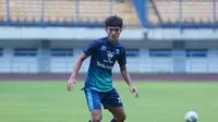 Bek sayap Persib Bandung, Zalnando. (Bola.com/Muhammad Faqih)