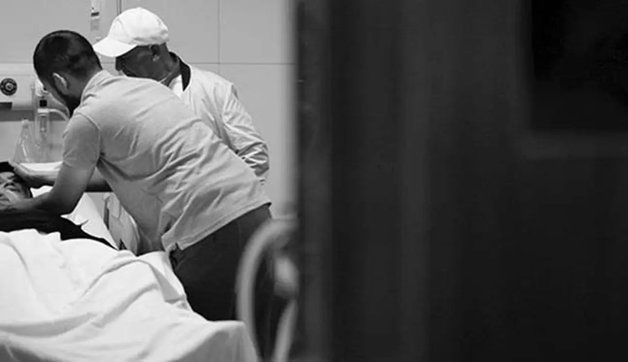 Di masa-masa perjuangannya melahirkan anak ketiga, sungguh bahagia Shireen yang terus didampingi oleh suami tercinta. Teuku Wisnu terlihat selalu memberikan dukungan kepada sang istri yang tengah berjuang. (Instagram/dierabachir)