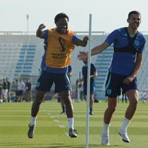 Pemain Inggris, Raheem Sterling (kiri) dan Conor Coady saat sesi latihan Timnas Inggris untuk Piala Dunia 2022 yang berlangsung di Al Wakrah Sports Complex, Qatar, Kamis (24/11/2022). (Bola.com/Ade Yusuf Satria)
