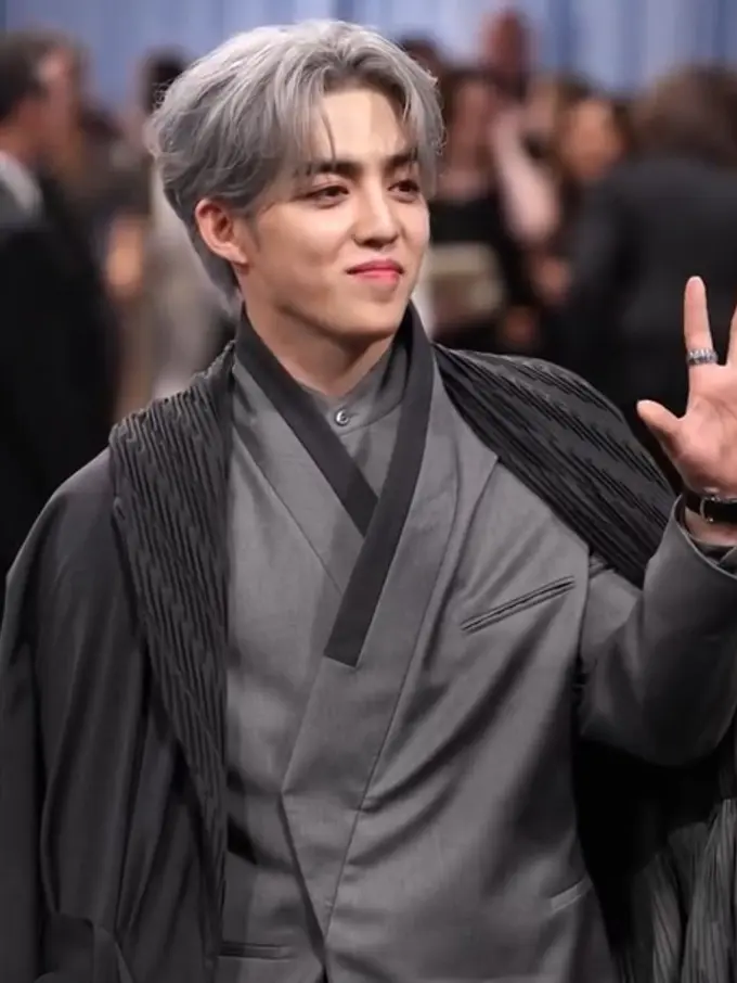 Penampilan Perdana S. Coups Leader Seventeen di Met Gala 2025