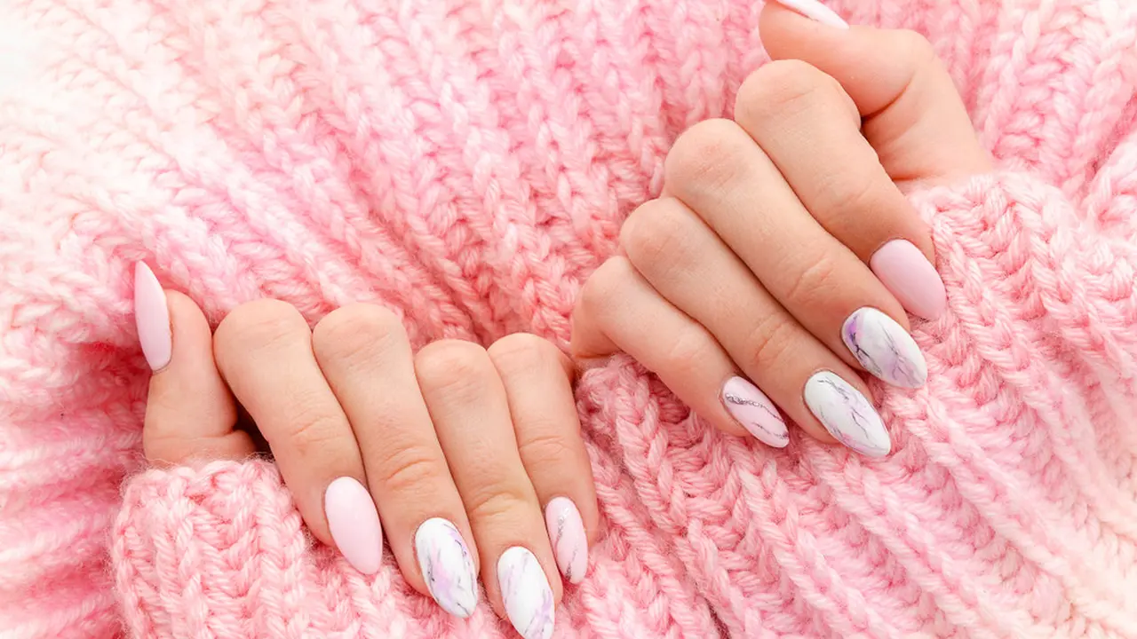 6 Cara Menghilangkan Cat Kuku Tanpa Nail Polish Remover, Mudah Dicoba di Rumah