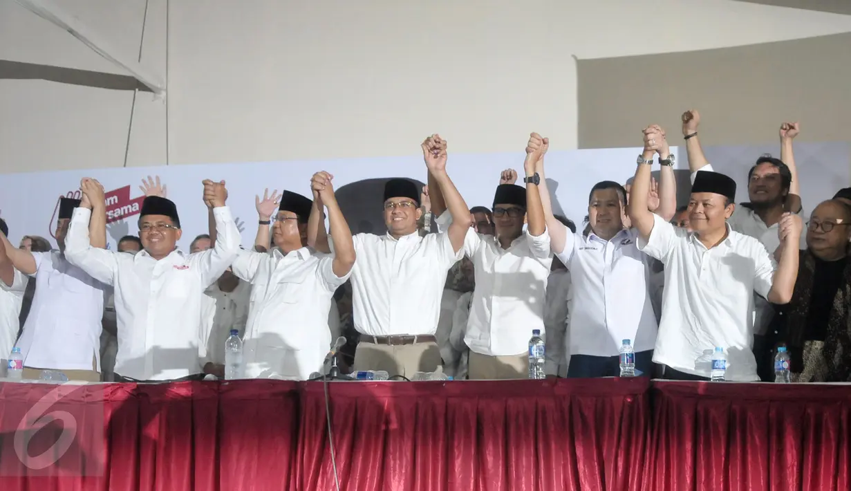 Cagub dan Cawagub DKI Jakarta, Anies Baswedan-Sandiaga Uno bersama Ketua Umum Partai Gerindra, Prabowo merayakan kemenangan penghitungan cepat Pilkada DKI di kantor DPP Gerindra, Ragunan, Jakarta, Rabu (19/4). (Liputan6.com/Yoppy Renato)