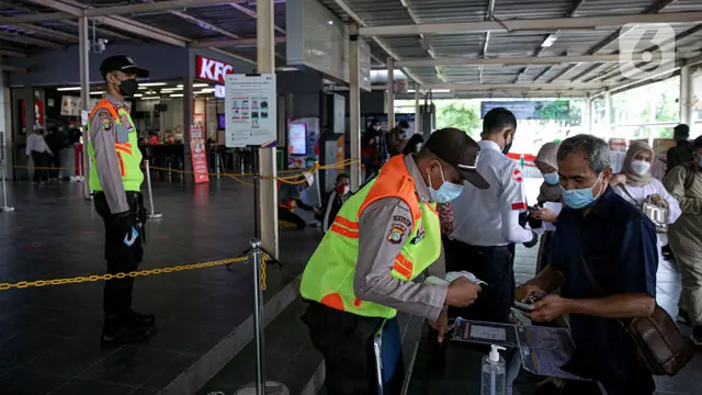 Uji Coba Aplikasi PeduliLindungi di Stasiun KRL