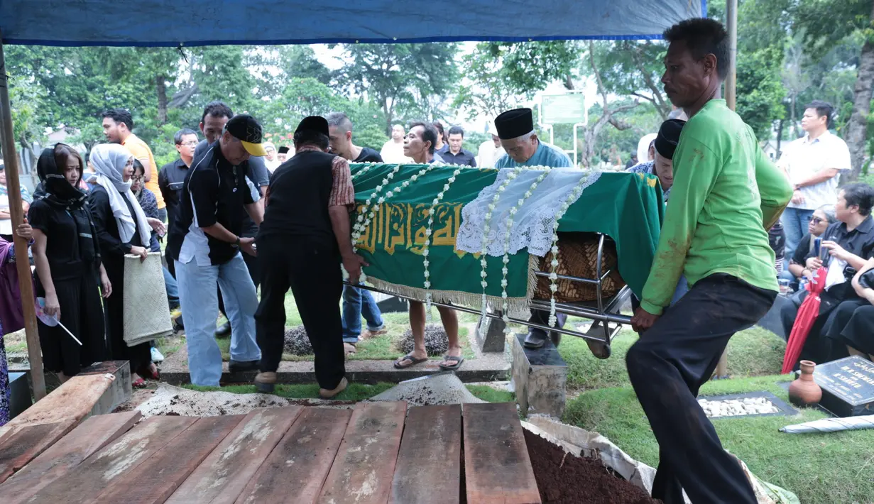 Sejak lama penyanyi pemalu yang banyak prestasi, January Christy menderita sakit. Bahkan, beberapa kali almarhum harus dilarikan ke rumah sakit. (Adrian Putra/Bintang.com)