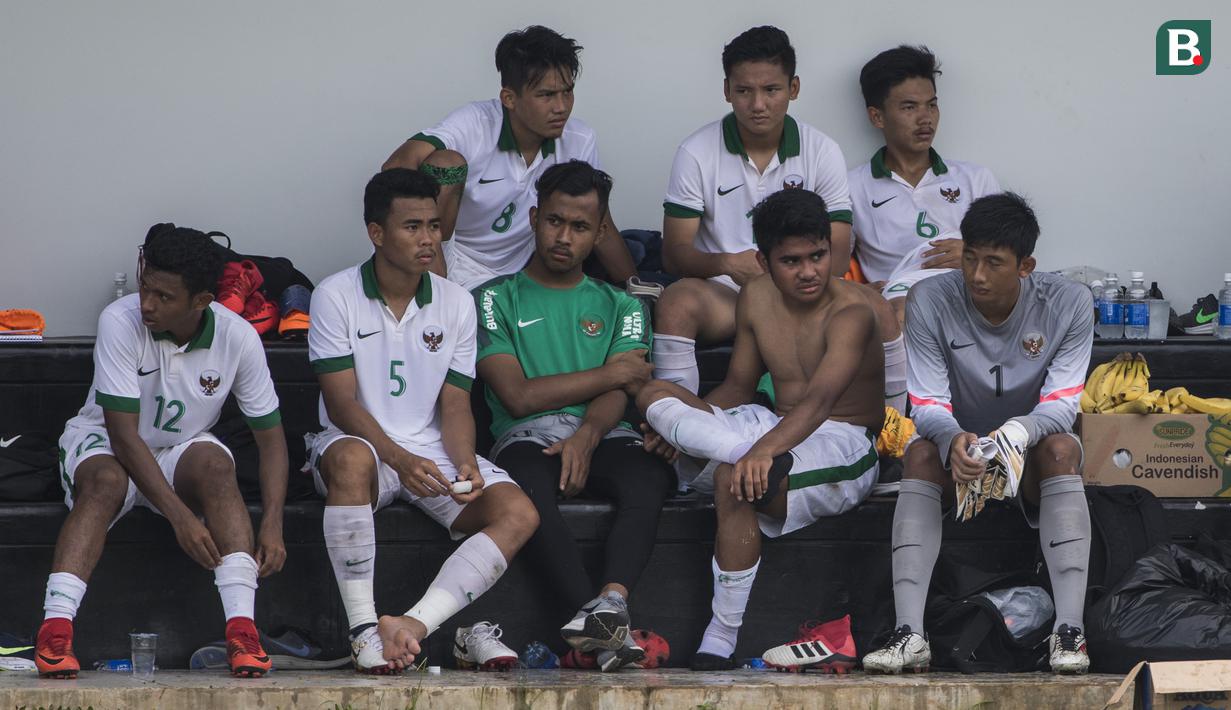 Para pemain Timnas Indonesia U-19 melepas lelah usai uji coba melawan Timnas Indonesia U-23 di Lapangan ABC Senayan, Jakarta, Sabtu (24/2/2018). Timnas U-23 menang 5-0 atas Timnas U-19. (Bola.com/Vitalis Yogi Trisna)