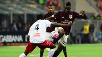Striker AC Milan, Mario Balotelli, saat berupaya melewati gelandang Carpi, Isaac Cofie, pada laga lanjutan Serie A, di San Siro, Kamis atau Jumat (22/4/2016) dini hari WIB. (AFP/Giuseppe Cacace). 