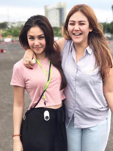 Kekompakan Sissy Dan Vanesha Prescilla Terbukti Berkat Film Dilan 1991 News Entertainment Fimela Com