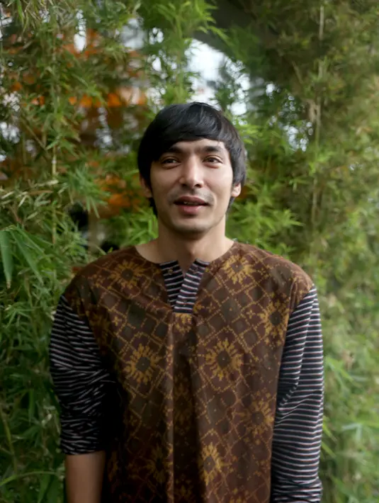 Selama syuting film ‘Bulan Terbelah di Langit Amerika’ yang mengambil lokasi di negeri Paman Sam tersebut,  Abimana Aryasatya disebut-sebut sebagai ‘Pak RT’ oleh para pemain yang lain. Bukan tanpa alasan Abimana disebut demikian. (Andy Masela/Bintang.com)