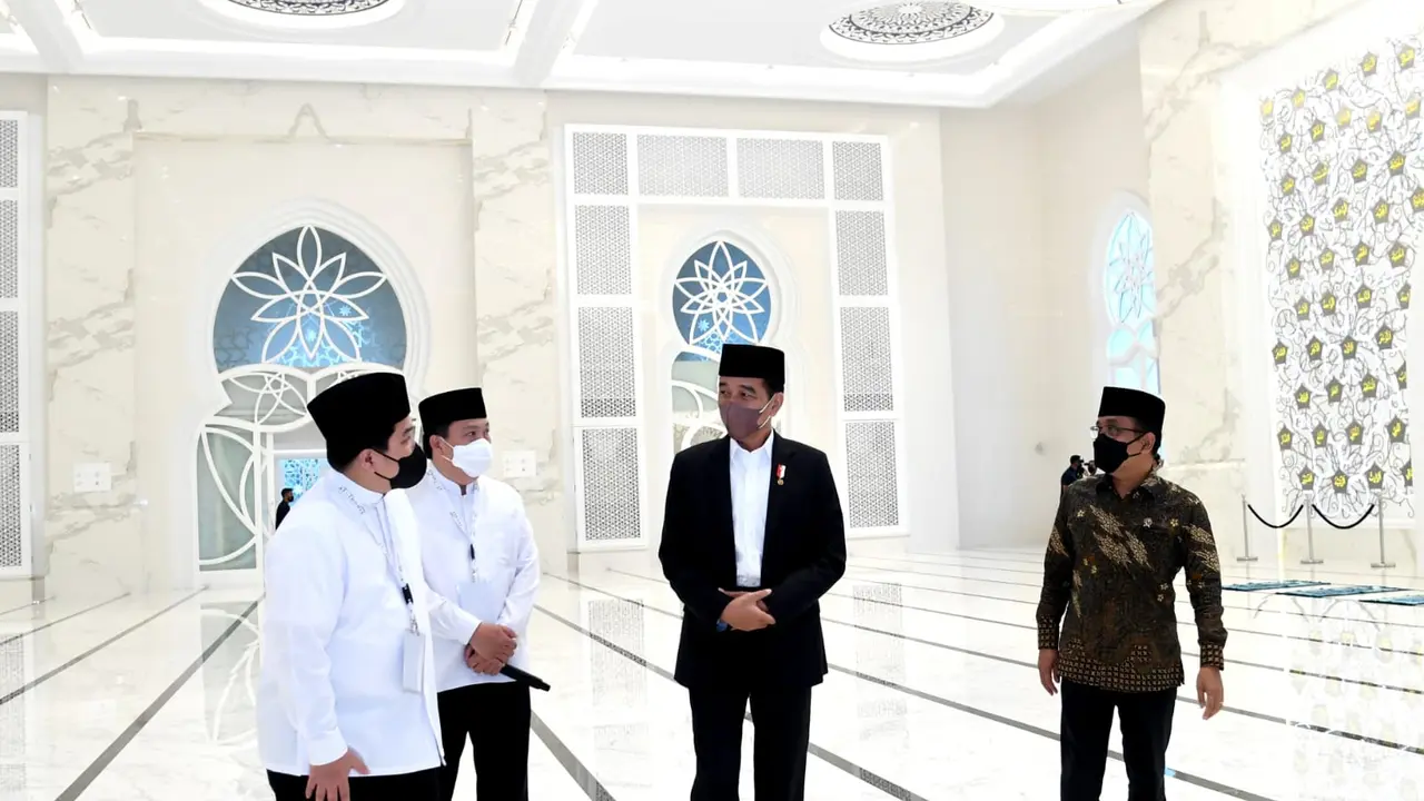 Presiden Jokowi meresmikan Masjid At-Thohir di Tapos Kota Depok, Provinsi Jawa Barat, pada Rabu, (9/3/2022).
