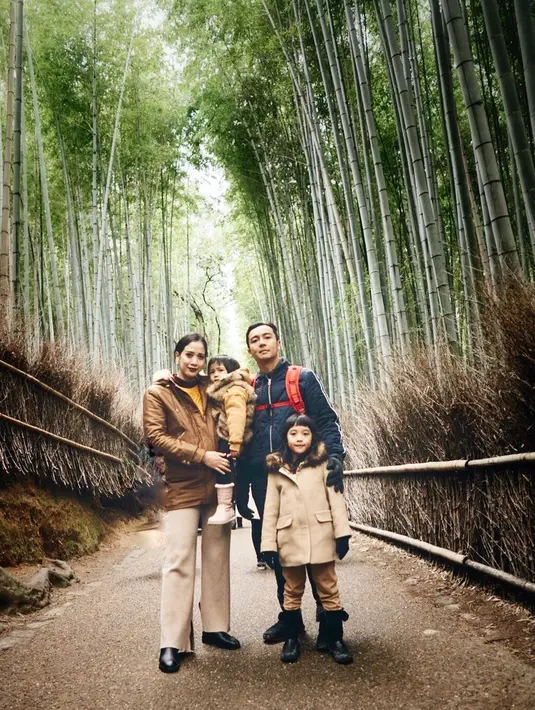 Keluarga sebritis yang satu ini dikenal dengan hobi jalan-jalan mereka. Menemani sang buah hati liburan ke Arashiyama Bamboo Forest. Kompak banget ya pakaian mereka.(Liputan6.com/IG/fannyfabriana)