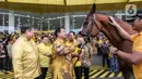 Prabowo Subianto juga terlihat mengecek kondisi kuda. (Liputan6.com/Faizal Fanani)