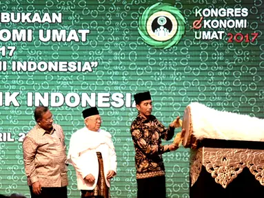 Presiden Joko Widodo (Jokowi) didampingi Ketua MUI Ma'ruf Amin dan Menkoperekonomian Darmin Nasution resmi membuka Kongres Ekonomi Umat yang digelar Majelis Ulama Indonesia (MUI) di Hotel Grand Sahid, Jakarta, Sabtu (22/4). (Biro Pers Istana)