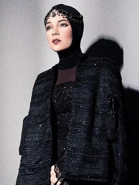 Dewi Sandra tampil memukau saat dirinya mengenakan pakaian serba hitam. Salah satunya saat ia mengenakan pakaian rancangan Ivan Gunawan. (Foto: instagram.com/dewisandra)