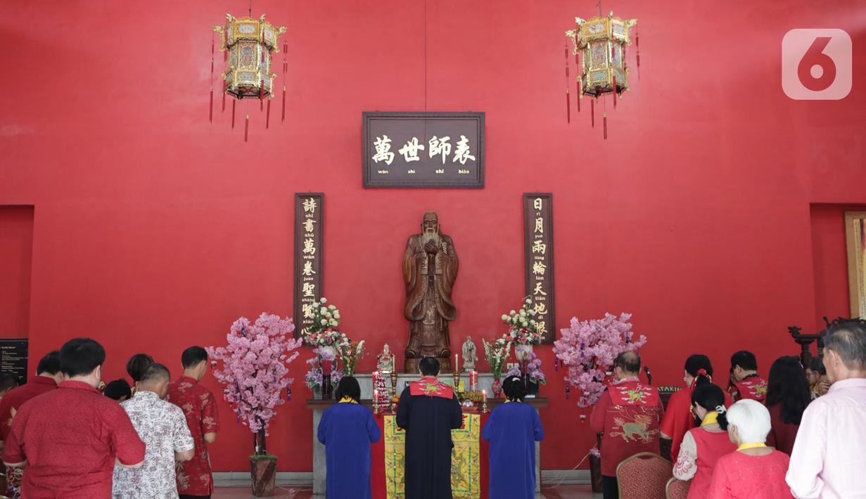 Warga keturunan Tionghoa melakukan sembahyang Tahun Baru Imlek 2571 di Klenteng Kong Miao, Taman Mini Indonesia Indah, Jakarta Timur, Sabtu (25/1/2020). Perayaan imlek tahun ini merupakan tahun Tikus Logam yang melambangkan kesuburan dan kekayaan dan waktu yang baru. (Liputan6.com/Herman Zakharia)