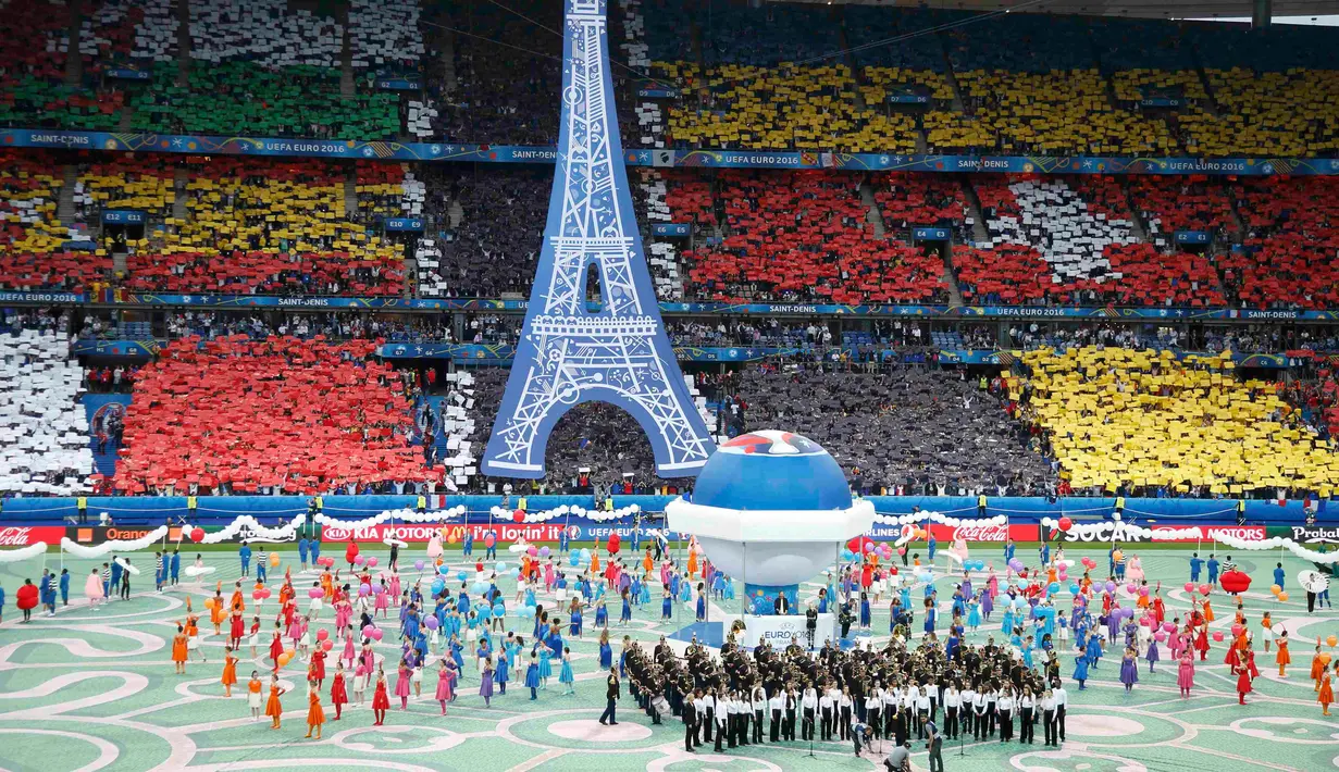 Aksi ratusan penari memeriahkan upacara pembukaan Euro 2016 di Stadion Stade de France, Saint-Denis, utara Paris, Prancis, Sabtu (11/6). berbagai ikon budaya di sajikan pada pembukaan Euro 2016 kali ini. (REUTERS/John Sibley)