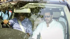 Aktor Bollywood, Salman Khan (kanan) berada dalam mobil saat meninggalkan pengadilan di Mumbai, India, Rabu (6/5/2015). Salman dijatuhi hukuman penjara lima tahun setelah terbukti bersalah dalam kasus tabrak lari pada 2002. (REUTERS/Stringer)